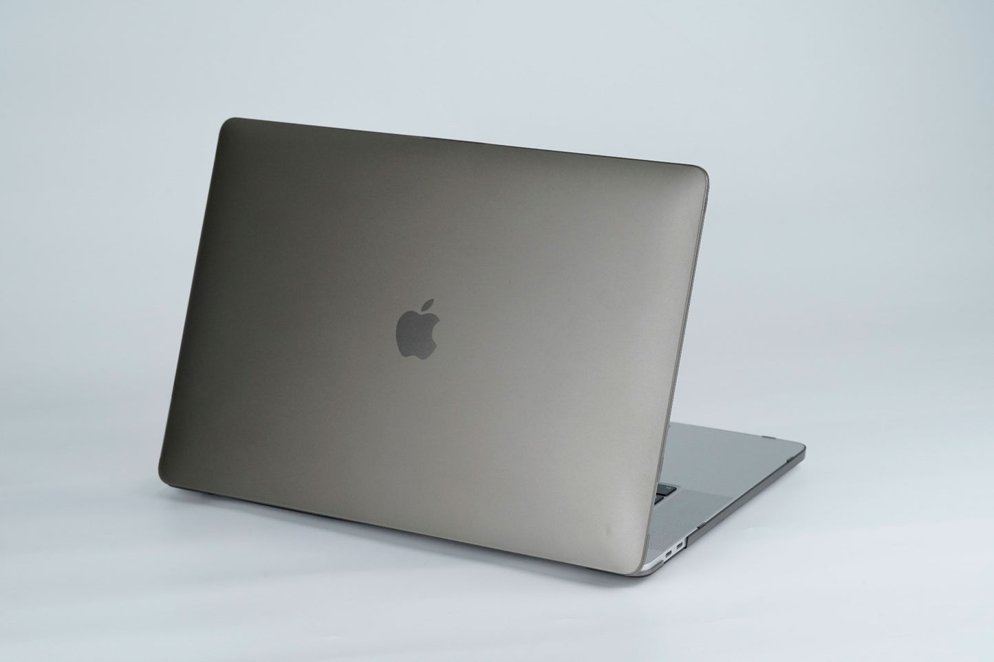 Next One Safeguard zaščita MacBook Air 13" - Smoke Black - iSTYLE SI
