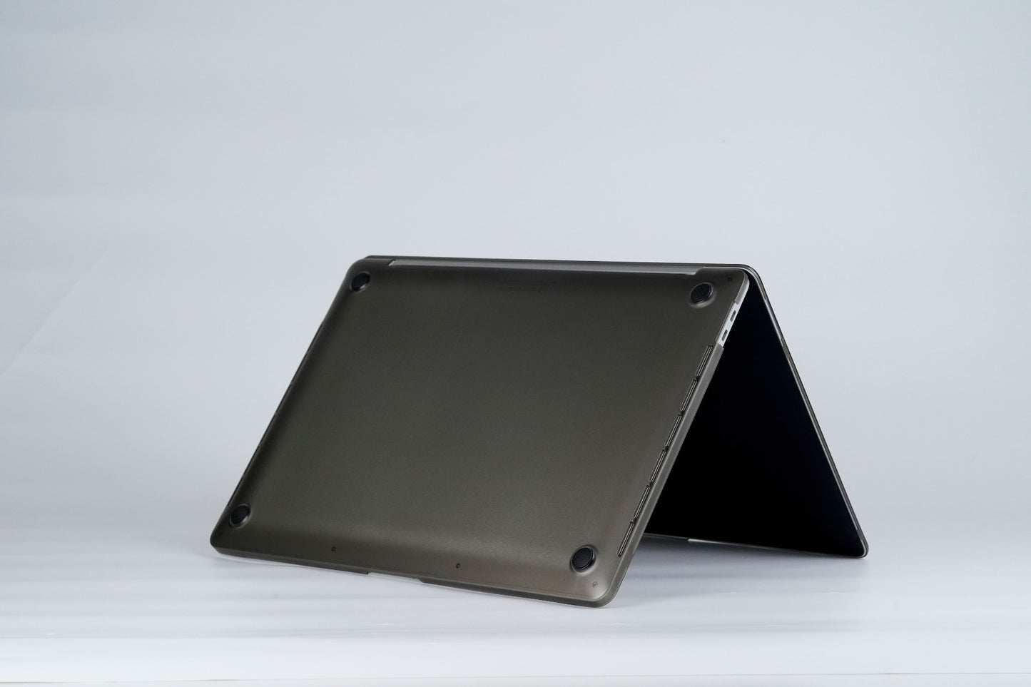 Next One Safeguard zaščita MacBook Air 13" - Smoke Black - iSTYLE SI