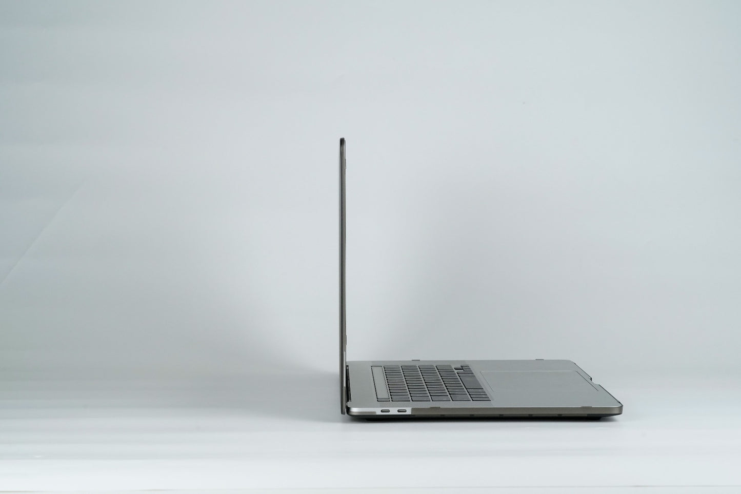 Next One Safeguard zaščita MacBook Air 13" - Smoke Black - iSTYLE SI