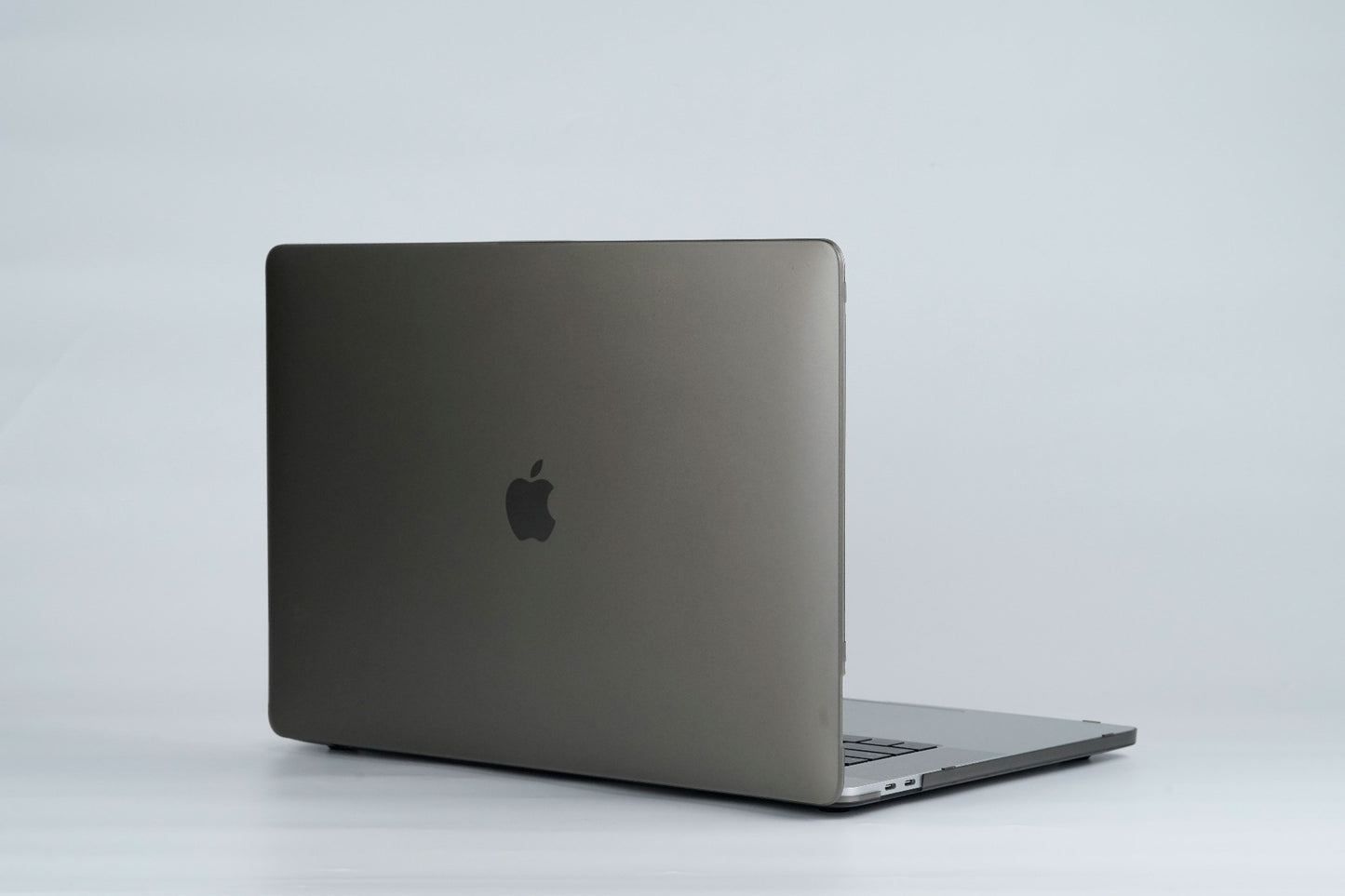 Next One Safeguard zaščita MacBook Air 13" - Smoke Black - iSTYLE SI