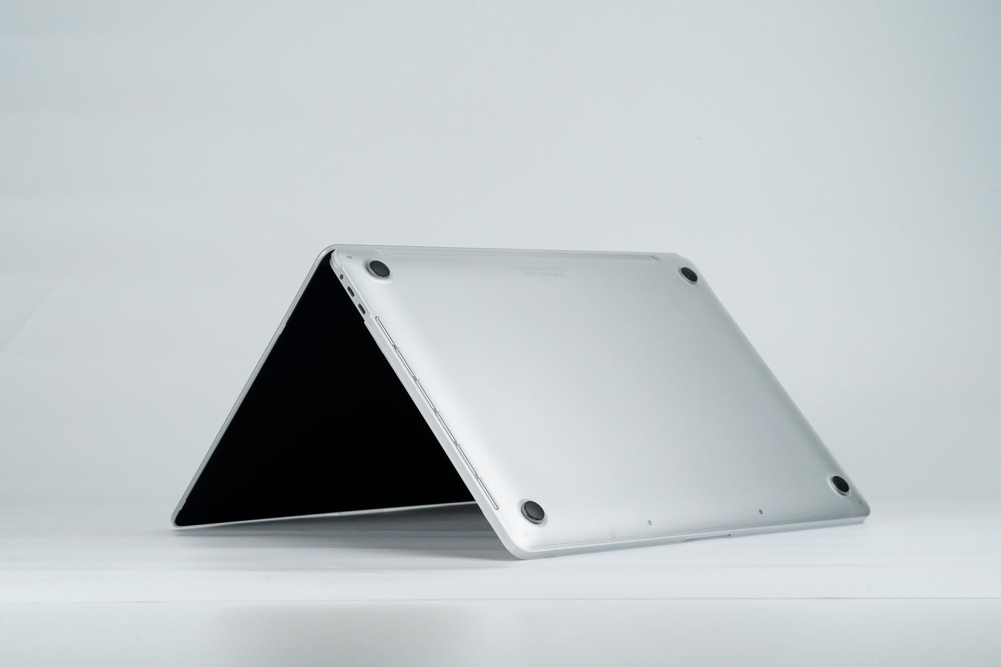 Next One Safeguard zaščita za MacBook Pro 13" - Fog Transparent - iSTYLE SI