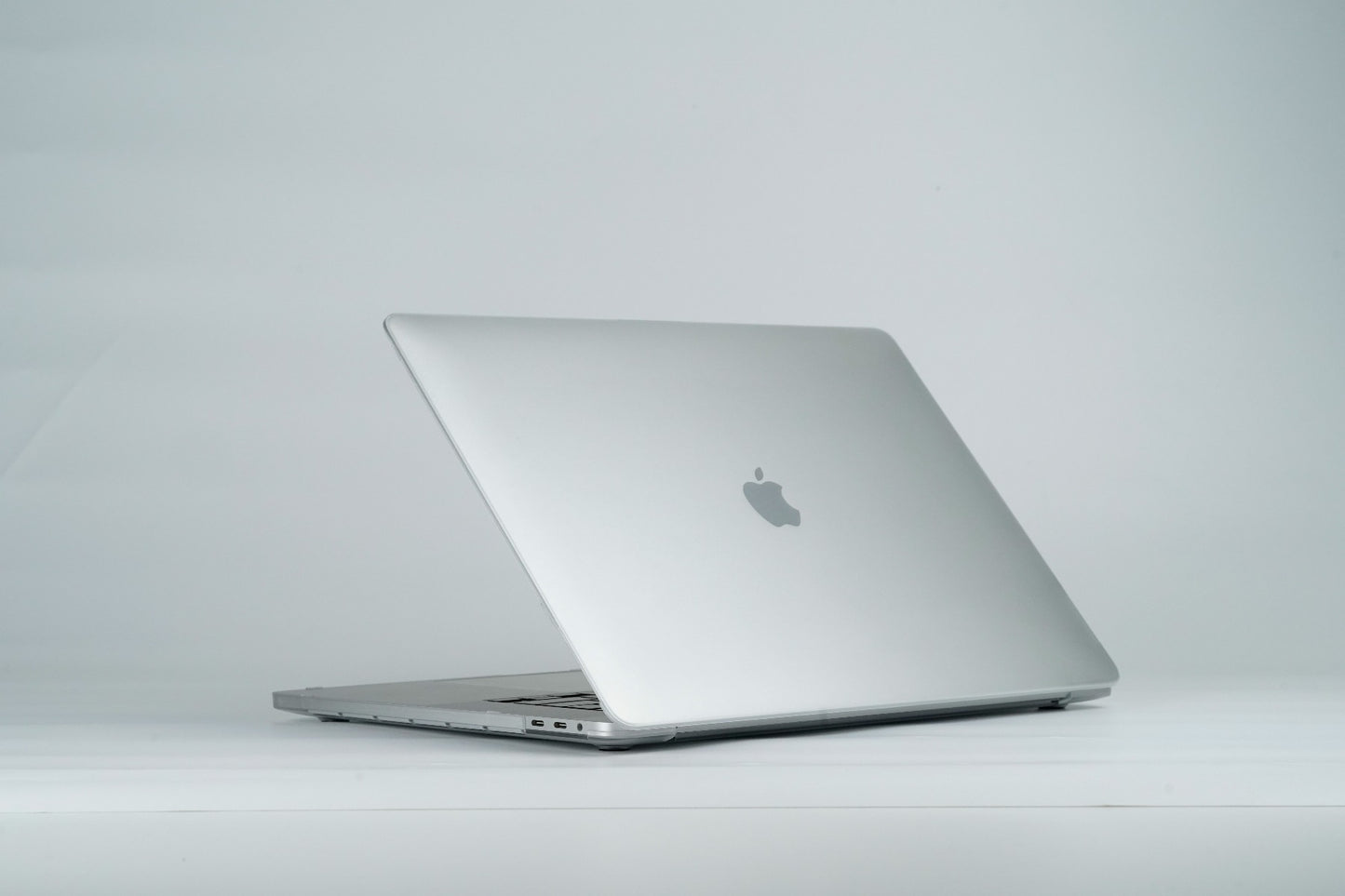 Next One Safeguard zaščita za MacBook Pro 16" - Fog Transparent - iSTYLE SI