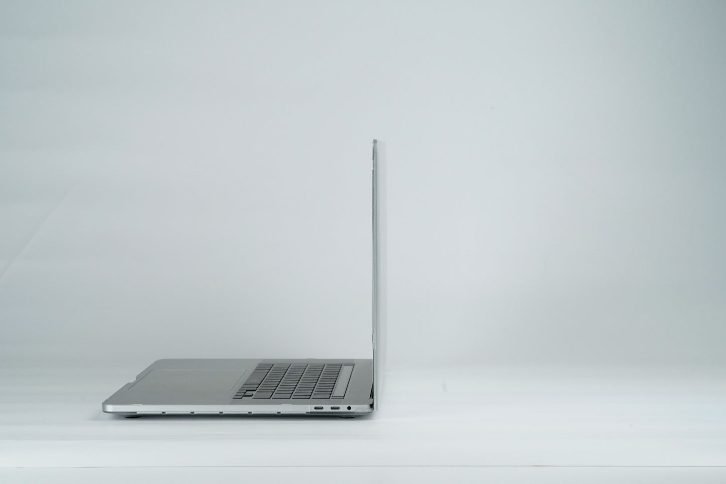 Next One Safeguard zaščita za MacBook Pro 16" - Fog Transparent - iSTYLE SI