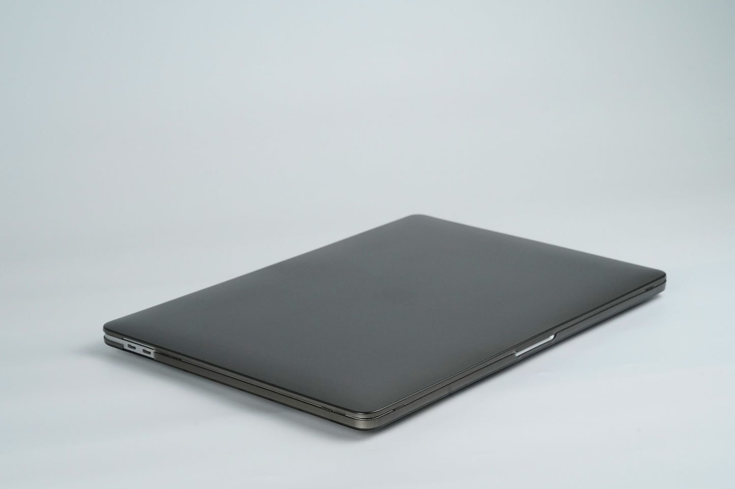Next One Safeguard zaščita MacBook Air 13" - Smoke Black - iSTYLE SI