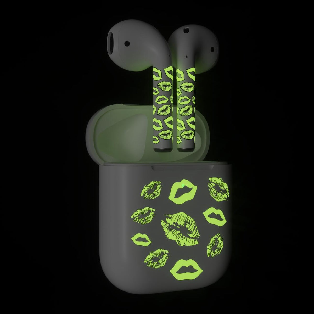 Next One ArtSkin nalepka za Airpods 1. in 2. generacija - svetleče ustnice - iSTYLE SI