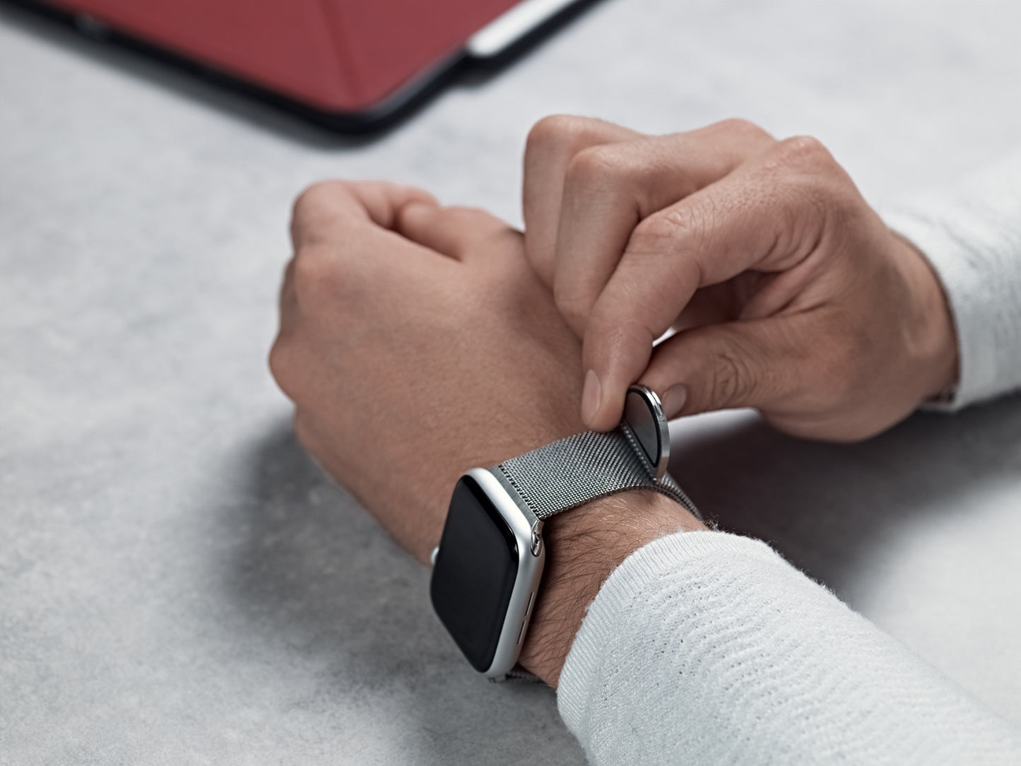 Epico Milanese pašček za Apple Watch 42/44/45/46mm - silver - iSTYLE SI