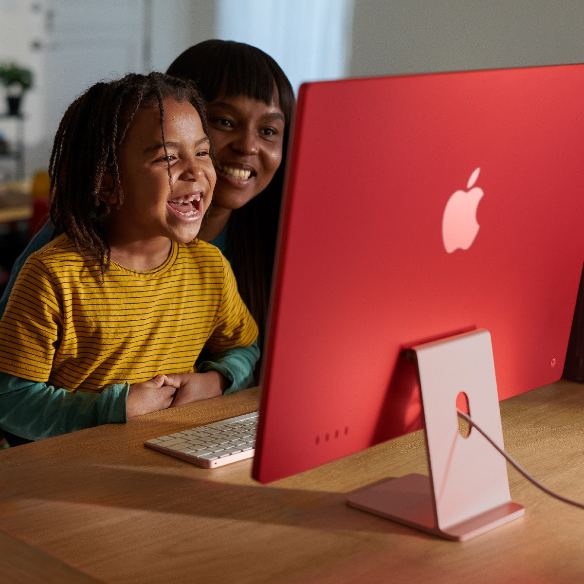 iMac 24 z zaslonom Retina 4,5K: M3 z 8-jedrno CPE in 8-jedrno GPE, 8 GB, 256 GB SSD, International English tipkovnica - srebrn - iSTYLE SI