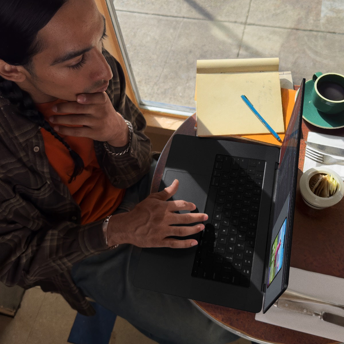 MacBook Pro 16: M3 Max s 14-jedrno CPE in 30-jedrno GPE, 36 GB, 1 TB SSD - vesoljno črn - iSTYLE SI
