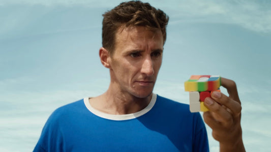 Oglej si nov oglas Peak Performance, v katerem je predstavljen iPhone 17 Pro