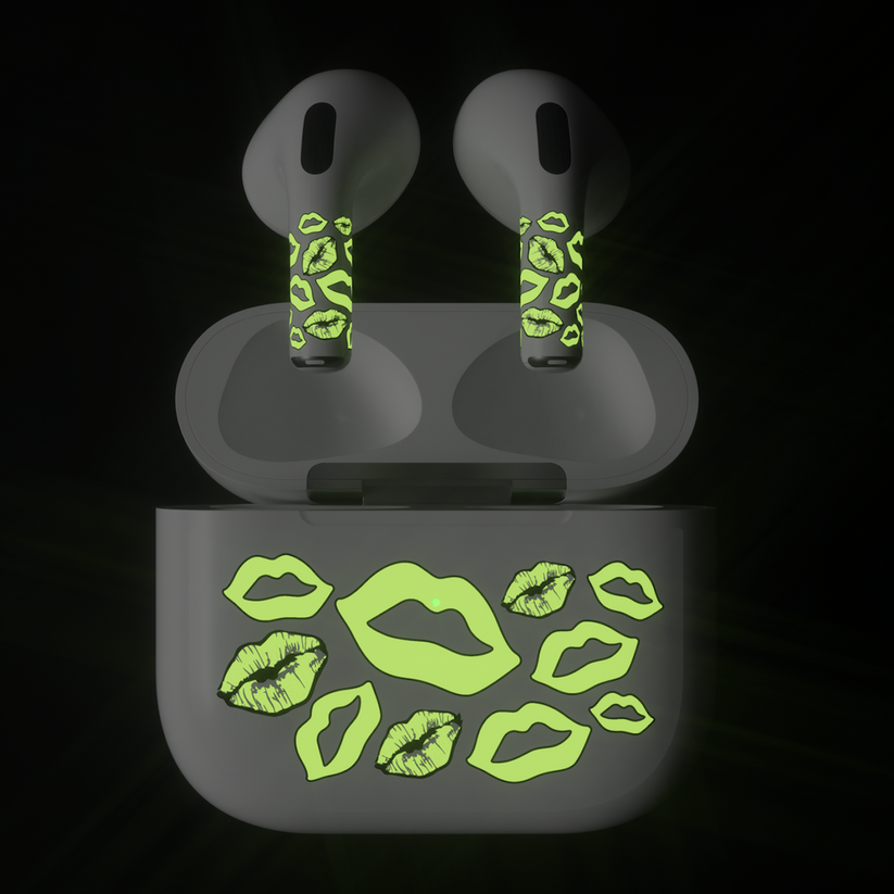 Next One ArtSkin nalepka za Airpods 3. generacija - svetleče ustnice - iSTYLE SI