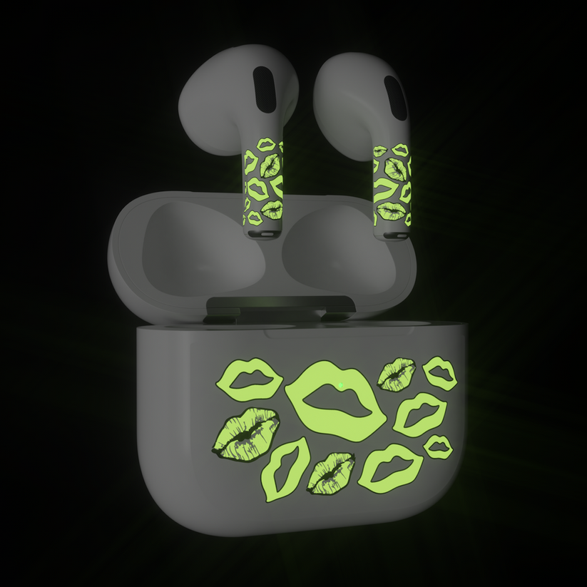 Next One ArtSkin nalepka za Airpods 3. generacija - svetleče ustnice - iSTYLE SI