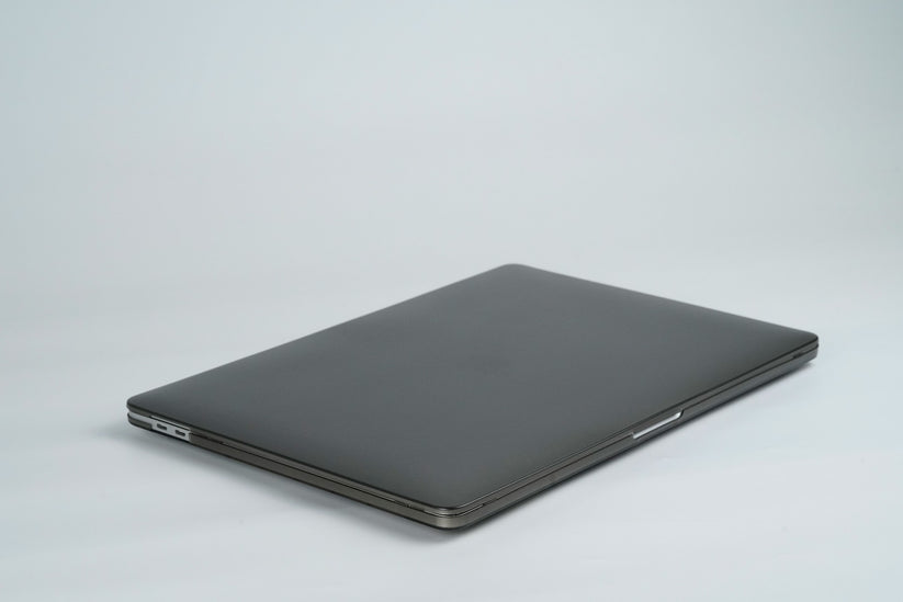 Next One Safeguard zaščita za MacBook Pro 13" - Smoke Black - iSTYLE SI