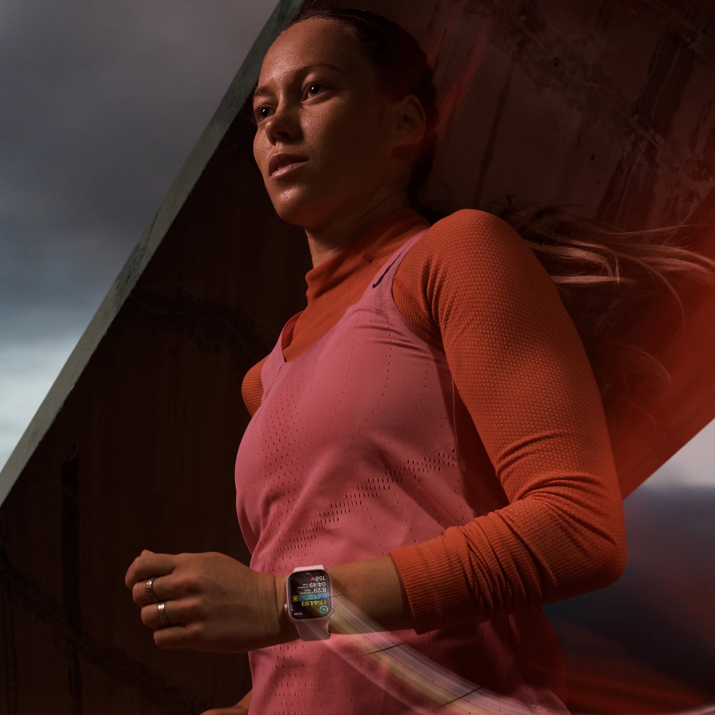 Apple Watch Series 9: GPS, 45mm, ohišje iz aluminija v roza barvi, pašček Sport Band v nežno roza barvi - S/M - iSTYLE SI
