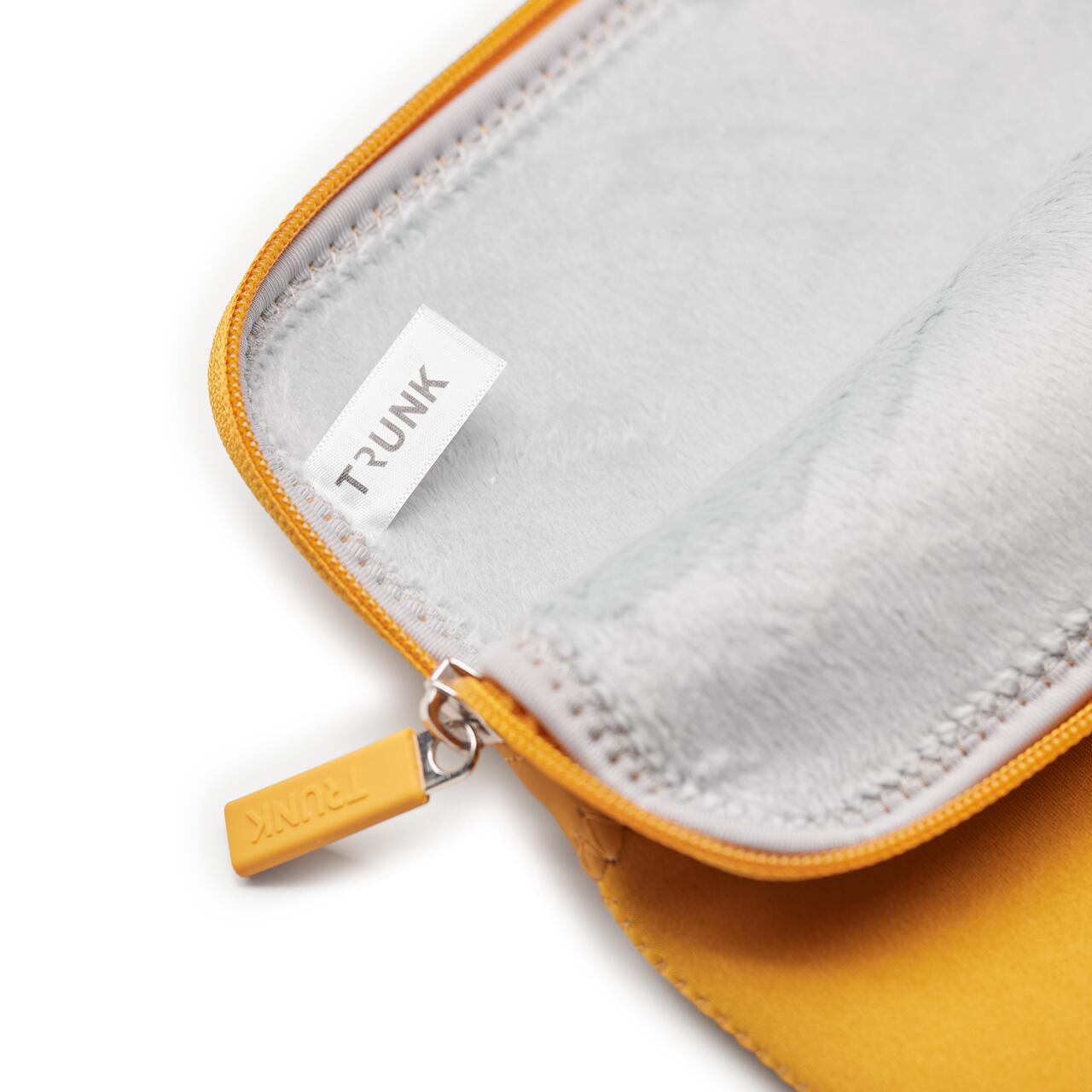 TRUNK neoprenski ovitek za MacBook 13 - zlato rumena