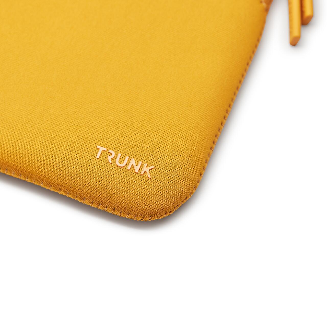 TRUNK neoprenski ovitek za MacBook 13 - zlato rumena