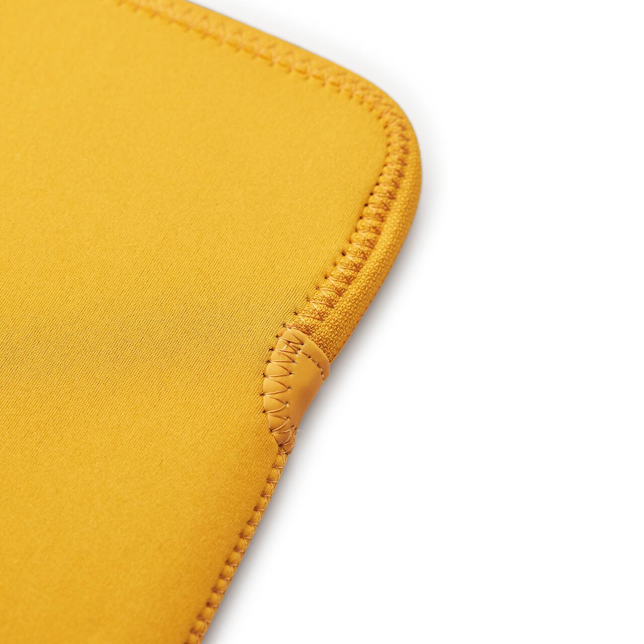 TRUNK neoprenski ovitek za MacBook 13 - zlato rumena