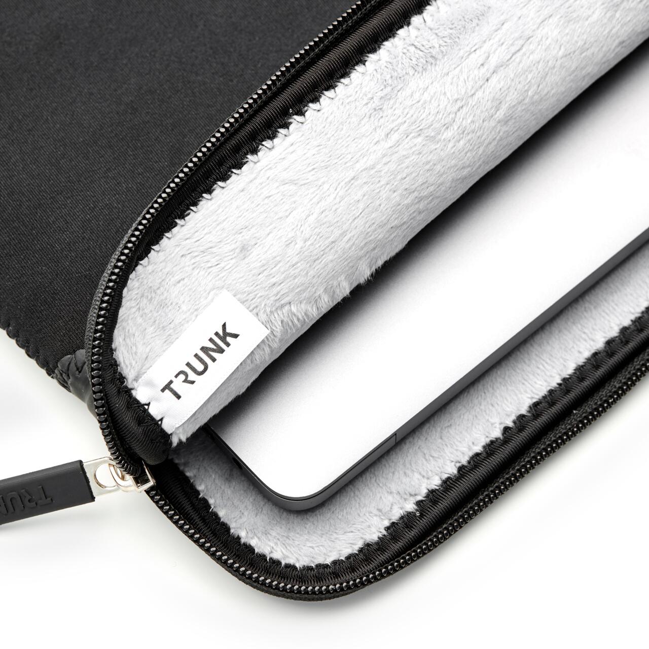 TRUNK neoprenski ovitek za MacBook 16 - črna